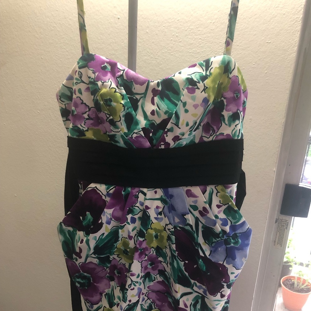 Macy’s beautiful floral dress w/ pockets&waist bow (Size 7 Juniors/4 Women’s)